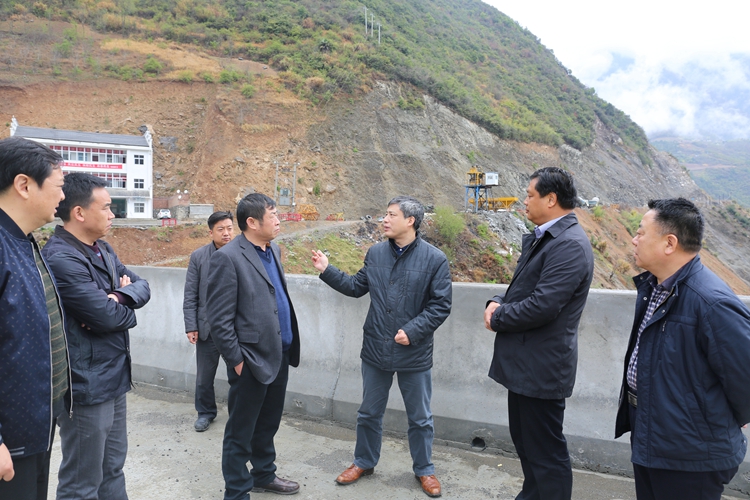 市公路局局长夏树应,竹山县委副书记方孝春的陪同下,冒雨深入到竹山县